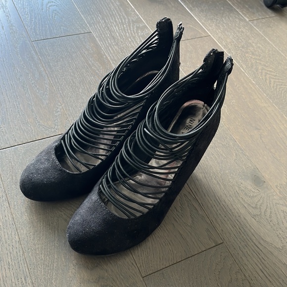 Black Wedge Heels from Nine West, size 7 - Picture 2 of 6